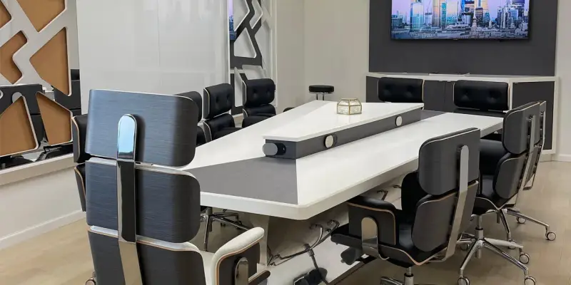 Sala riunioni moderna con tavolo centrale e sedie eleganti, un esempio di altek italia design.