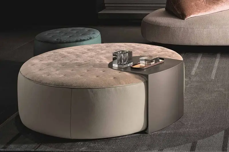 Pouf rotondo imbottito con piano integrato, ideale per ogni altezza pouf.