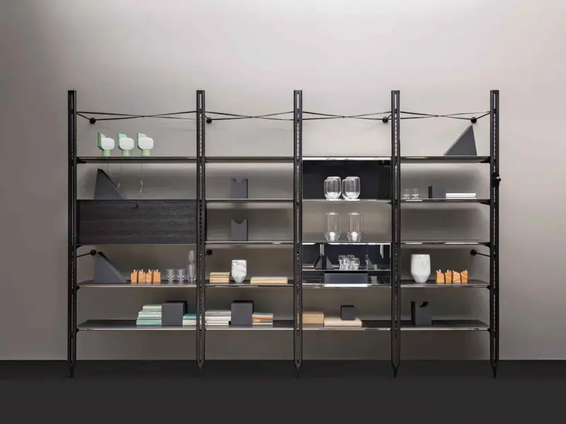 Libreria alluminio design con ripiani in vetro e dettagli in legno scuro, esposti oggetti decorativi e libri.